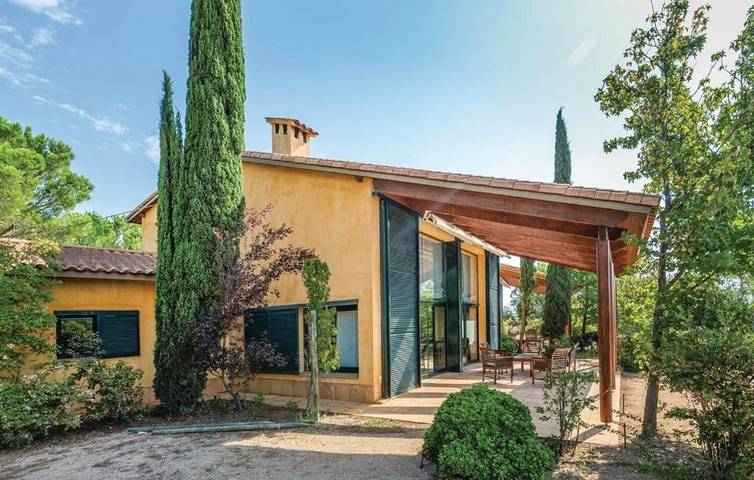 Casa rural para 14 personas, con vistas además de jardín y piscina, Se admiten mascotas en Capmany