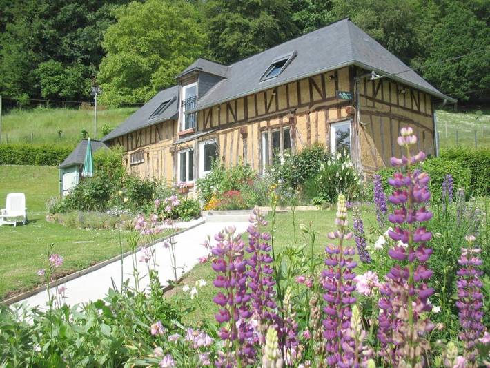 Gîte pour 4 personnes, avec jardin et vue à Authou