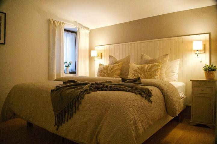 Secluded Gite, private garden, large heated pool, tranquil setting in Cuzorn, Villeneuve-sur-Lot region