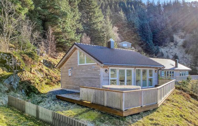 Ferienhaus für 6 Personen mit Terrasse in Vågsøy
