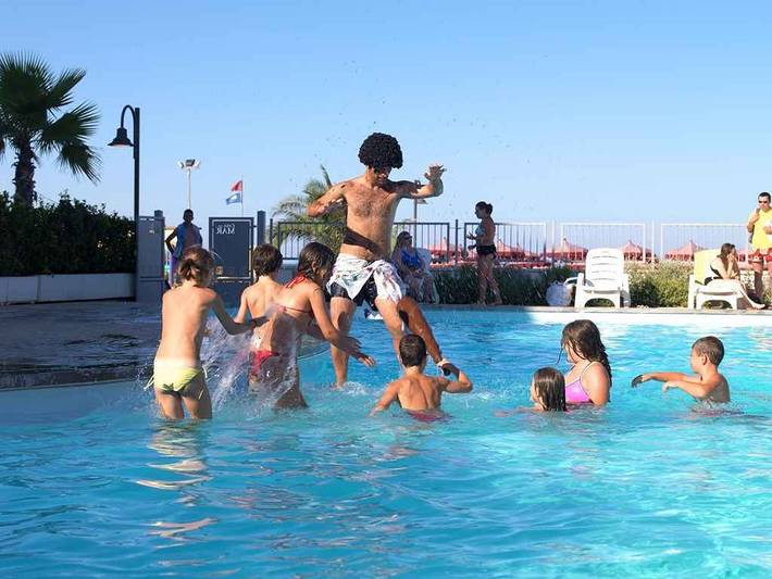 Appartamento intero, Appartamento per vacanze con piscina e aria condizionata in Roseto degli Abruzzi, Costa Adriatica Abruzzo