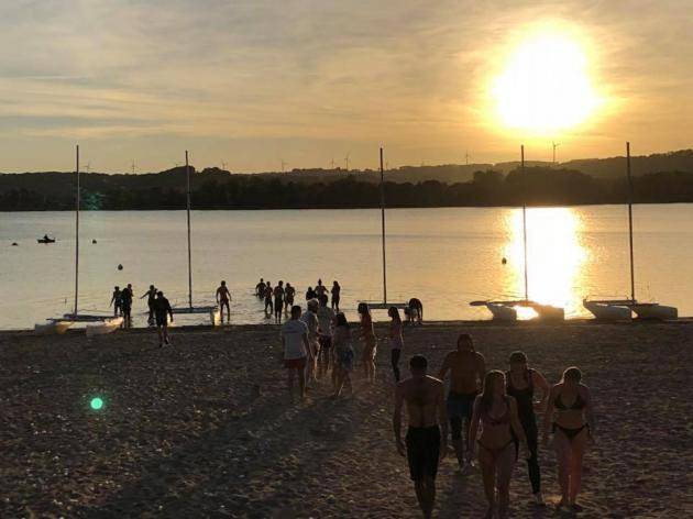Parc de vacances pour 6 personnes, avec piscine et jacuzzi ainsi que jardin et sauna à Villegusien-le-Lac - 4