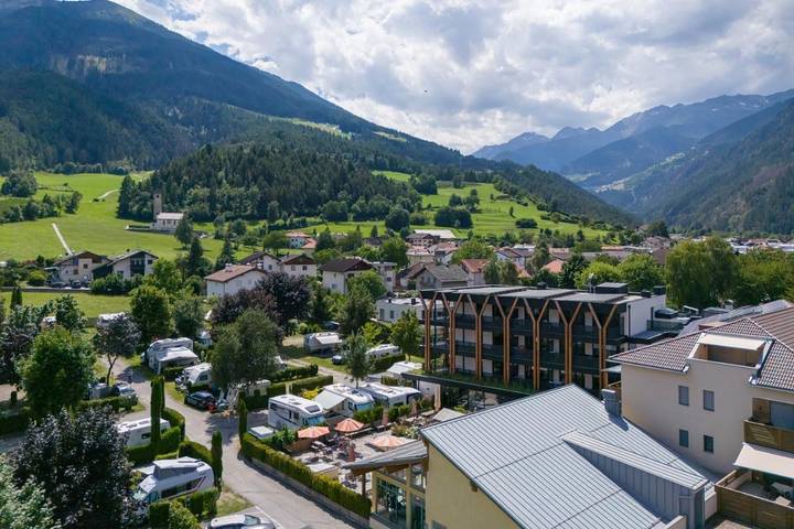 Appart’hôtel pour 2 personnes, avec Balcon et Jacuzzi ainsi que Terrasse et Jardin à Prato allo Stelvio