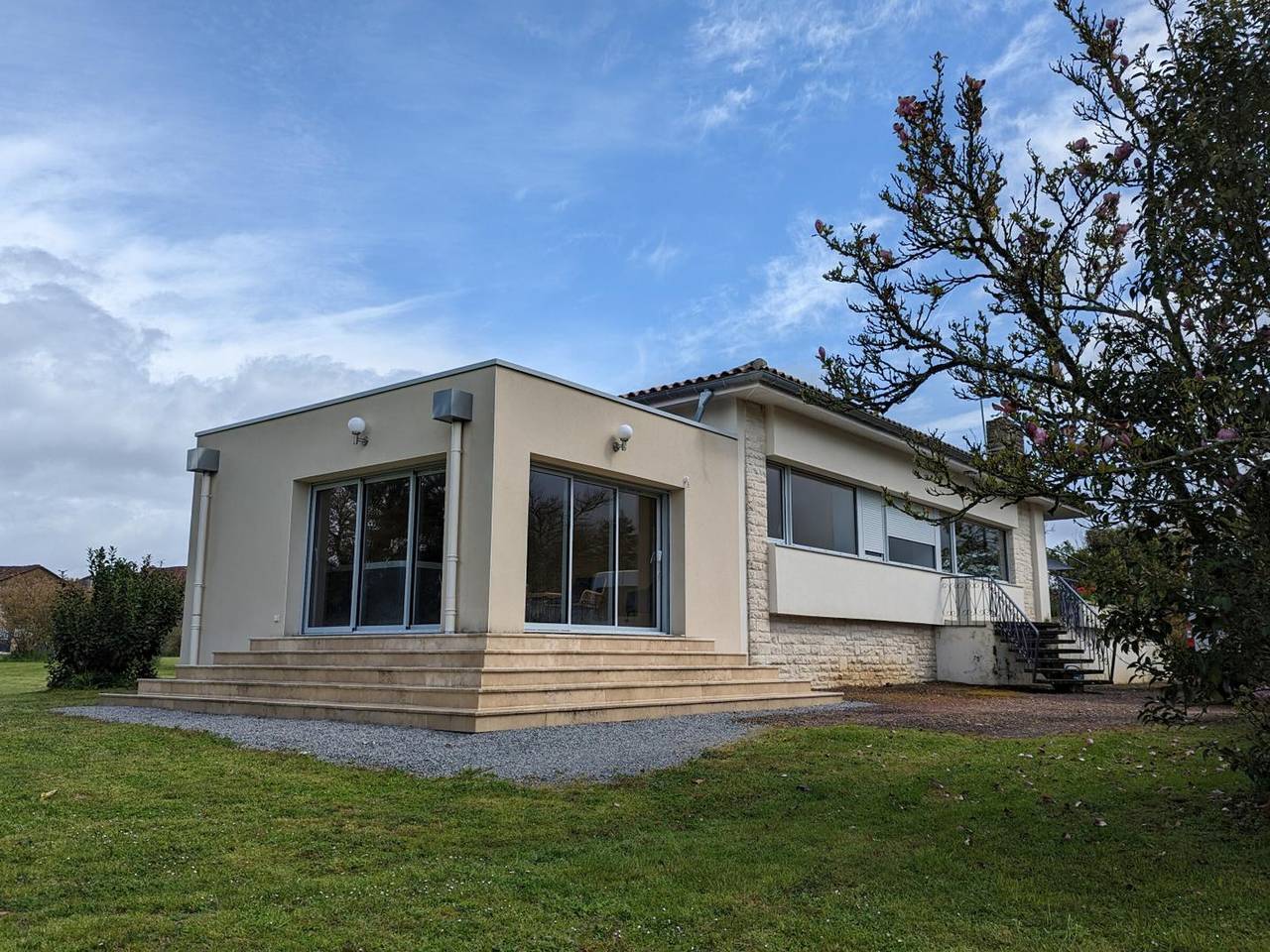 Hermosa casa con spa privado, jardín, se permiten mascotas y Wi-Fi in Agris, Charente