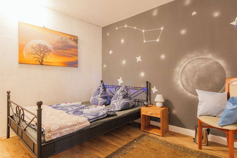 Entire apartment, - Stellar Haven Deluxe with Cosmic Design - 3-Room Space-Themed Apartment 75 qm- in Duisburg, Ruhr district
