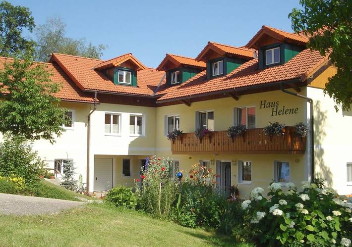 Ferienhaus für 2 Personen, mit Balkon und Terrasse sowie Garten und Pool in Schörfling am Attersee