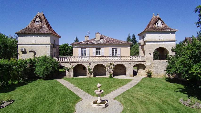 Location de vacances pour 2 personnes, avec Terrasse et Jardin ainsi que Piscine et Vue à Caylus