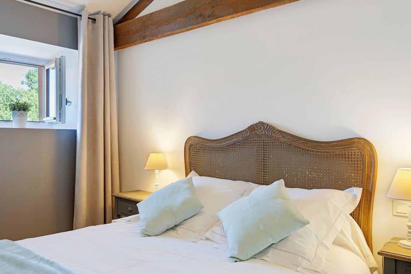 Chambre d’hôtes « Eléonore - Aux Charmes D’antan » avec piscine et terrasse partagées, Wi-Fi in La Pommeraie-sur-Sèvre, Fontenay-le-Comte