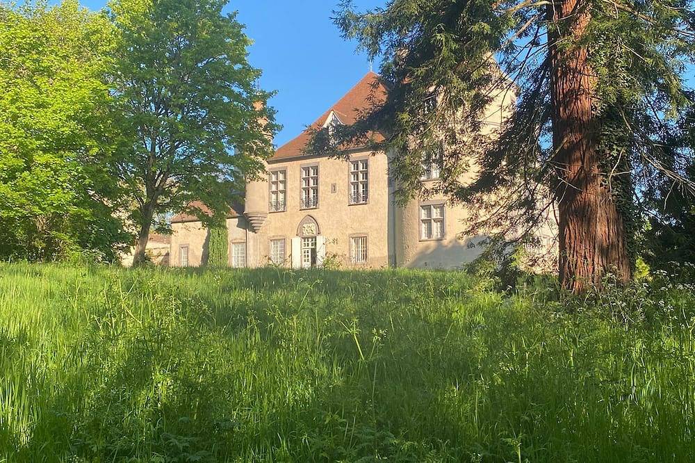 Chambre d'hôte en pleine nature au Château de Blot in Blot-l'Église, Puy-de-Dôme