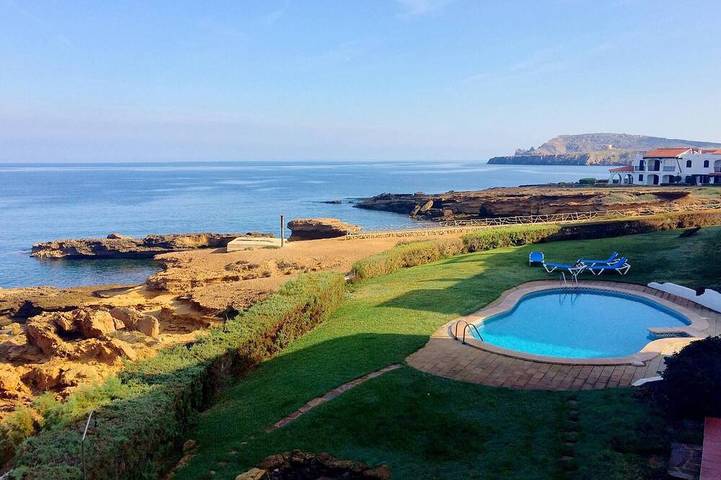 Apartamento para 4 personas, con jardín además de balcón y piscina en Playas de Fornells