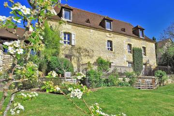 Gîte pour 8 personnes, avec jardin à Saint-Amand-de-Coly