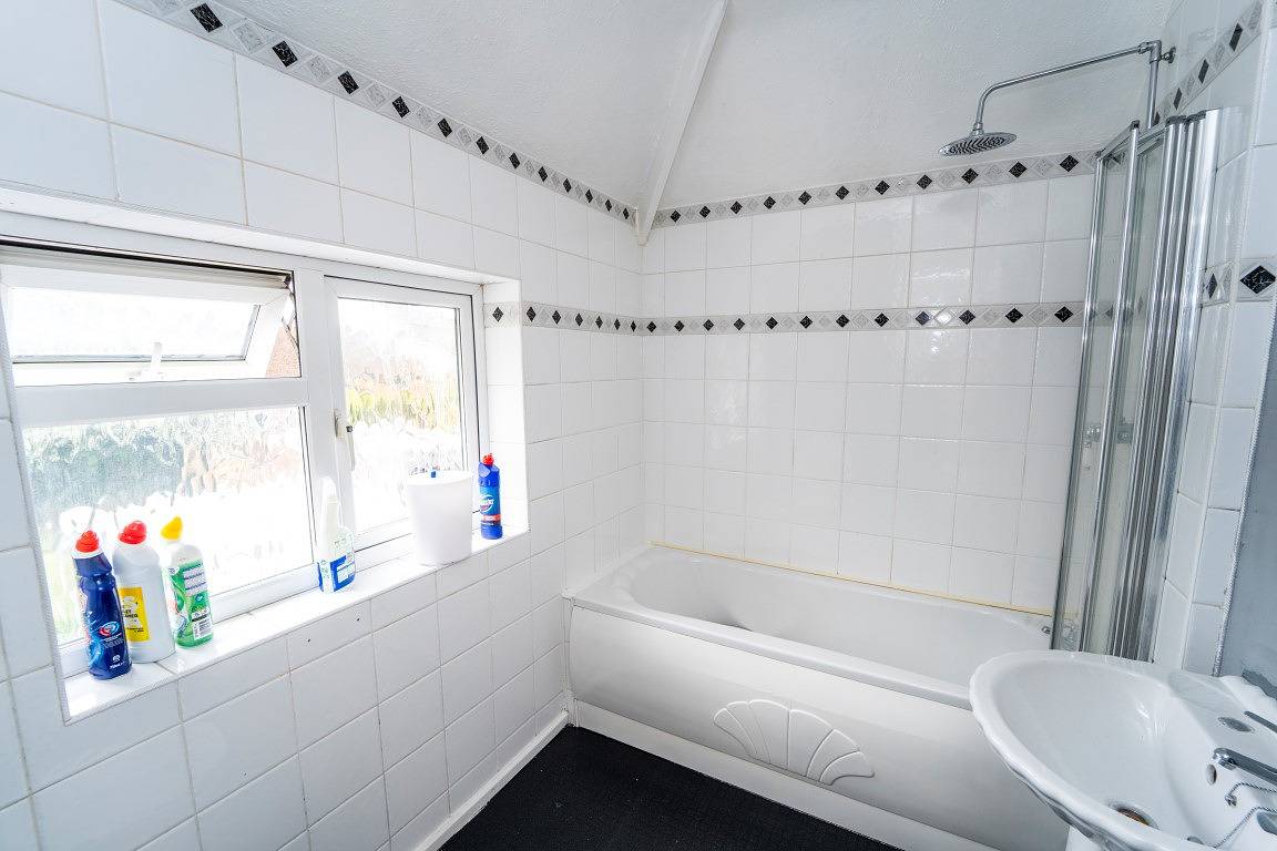 3 Bed House - Sleeps 5 - Pets - Garden - Parking in Heart of England