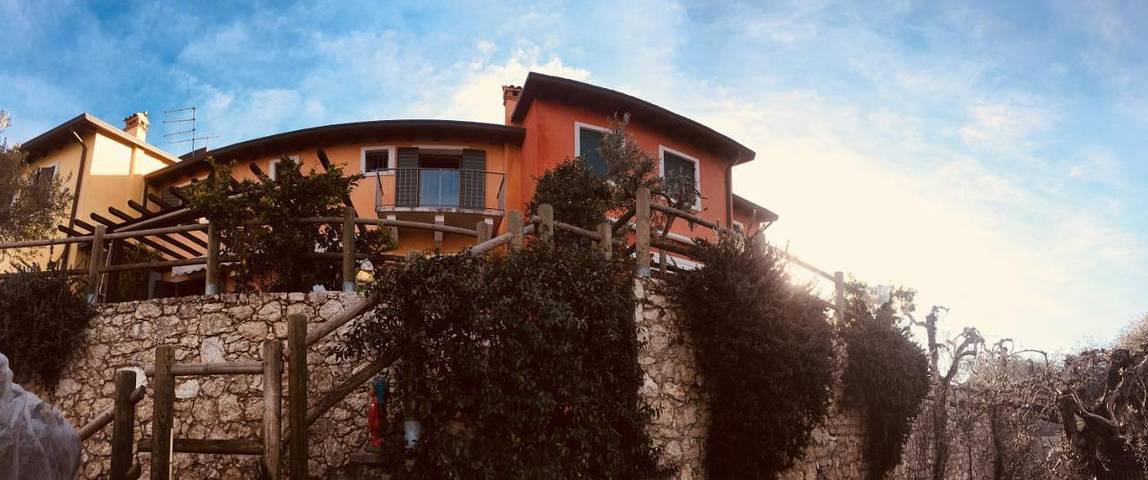 Ferienhaus für 6 Personen, mit Balkon und Terrasse sowie Garten und Pool in Castelletto di Brenzone