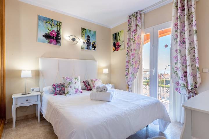 Beautiful Holiday Home with Pool, Terrace, Balcony & Wi-Fi in Badia Gran, Llucmajor