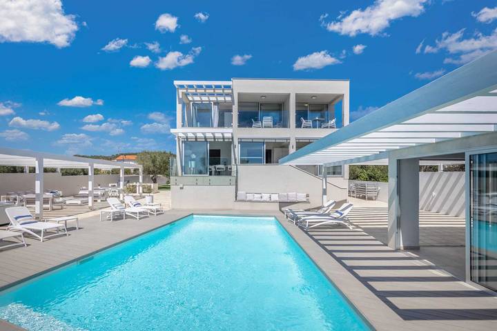 Ferienhaus für 12 Personen, mit Balkon und Balkon/Terrasse sowie Meerblick und Terrasse in Bibinje
