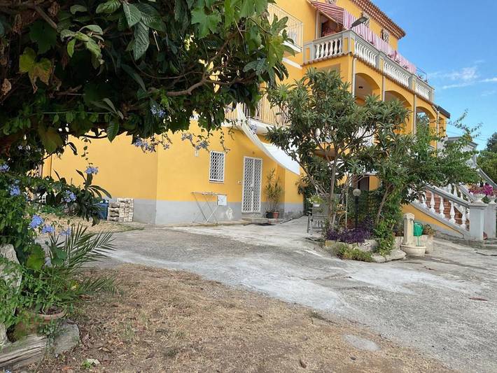 Appartamento per 5 persone, con panorama e giardino in Paola