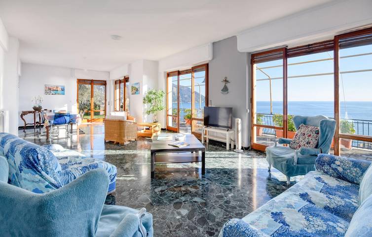 Appartamento intero, Appartamento con vista mare, terrazza, aria condizionata e parcheggio, a 500 m dalla spiaggia in Recco, Riviera Ligure