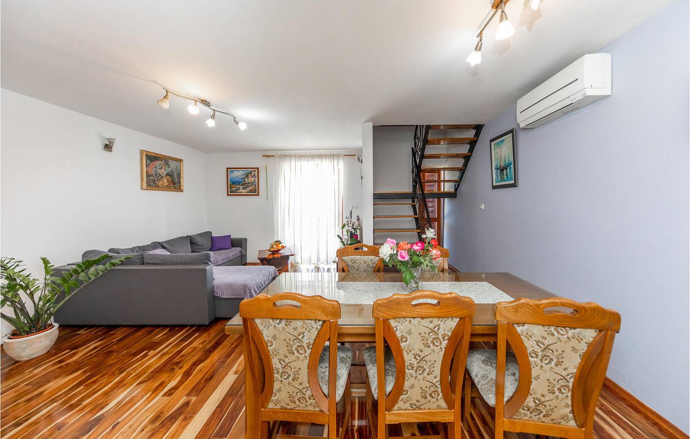 Stilvolle 2-Zimmer-Wohnung mit Terrasse in der Nähe von Trogir und dem Strand in Trogir, Split-Dalmatien