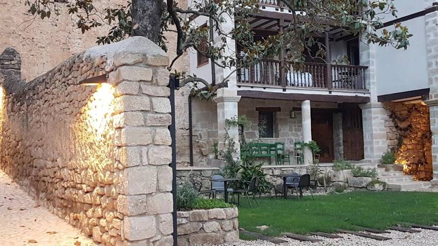 Casa de huéspuedes para 2 personas, con Balcón y Terraza además de Jardín y Vistas en Valderrobres