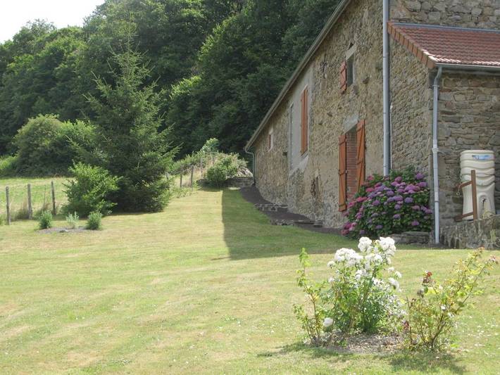 Location de vacances pour 2 personnes, avec jardin et terrasse à Teilhet - 3