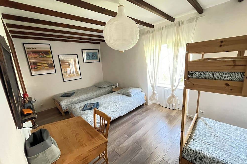 Apartamento entero, 5 minutes from the village, spacious accommodation in a typical Vercors farmhouse in Autrans-Méaudre-en-Vercors, Parc naturel régional du Vercors