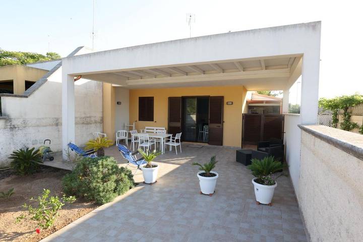 Casa vacanza per 3 persone, con terrazza e giardino, con animali domestici in Torre Specchia Ruggeri