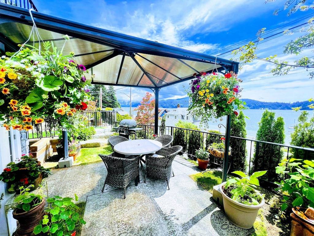 Bill's Landing Luxury Suite with private Hot Tub in Sunshine Coast Regional District