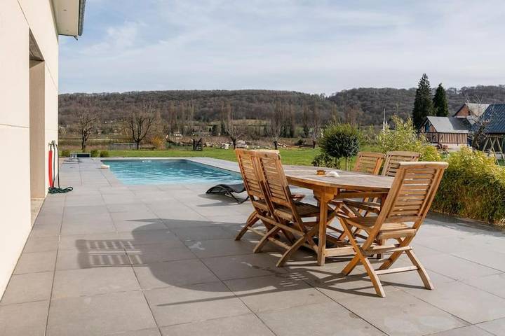 Location de vacances pour 10 personnes, avec piscine ainsi que jardin et vue, animaux acceptés à Le Mesnil-sous-Jumièges