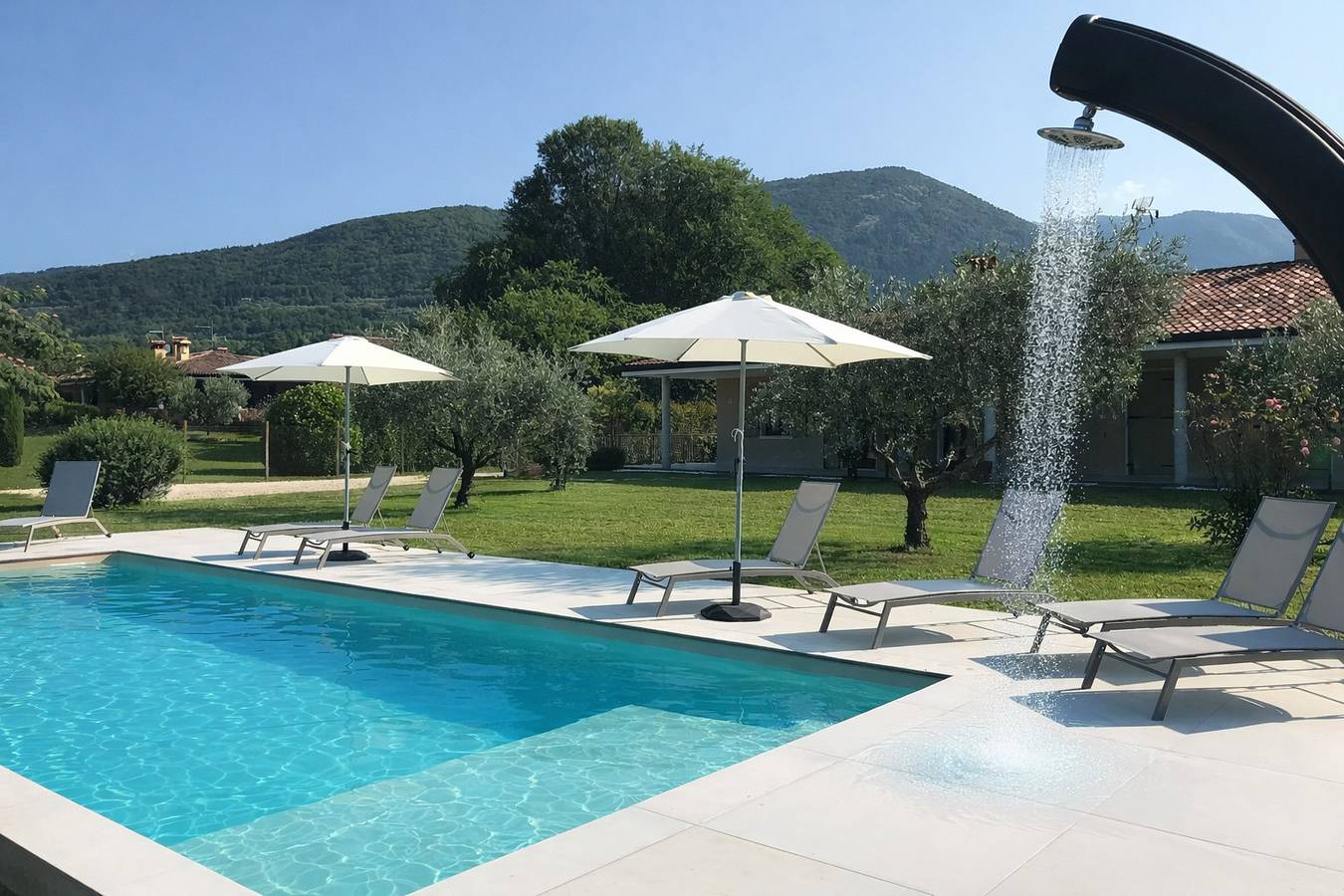 Regarda - "Villa Ida, Giarole Einheit" mit Stil und Liebe eingerichtet, mit Pool und Klimaanlage in Costermano, Gardasee-Berge
