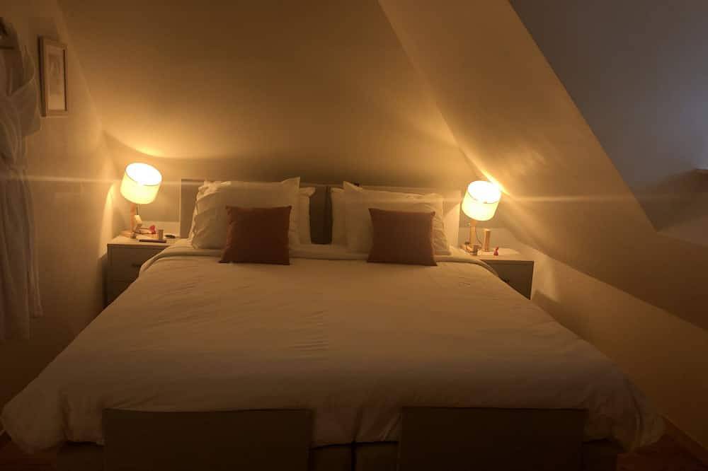 43 m2 luxury apartment with double jacuzzi and private Finnish sauna, in villa in Oss, Nordbrabant
