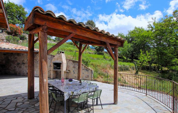 Location de vacances pour 10 personnes, avec terrasse ainsi que piscine et jardin à Pont-de-Labeaume - 4