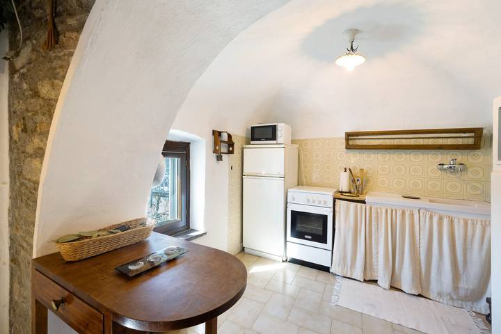 Hel lejlighed, Apartment 'La Dimora Del Tempo Perduto' with Mountain View, Shared Terrace and Wi-Fi in Castelvecchio di Rocca Barbena, Riviera di Ponente