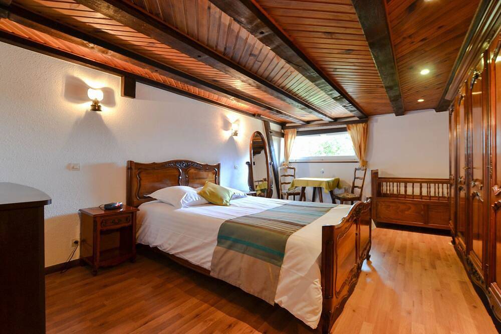 Gîte rurale, piscine couverte et spa, aire de jeux in Ostheim, Région de Ribeauvillé