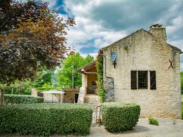 Gîte pour 4 personnes, avec piscine ainsi que terrasse et jardin à Puy-l'Évêque