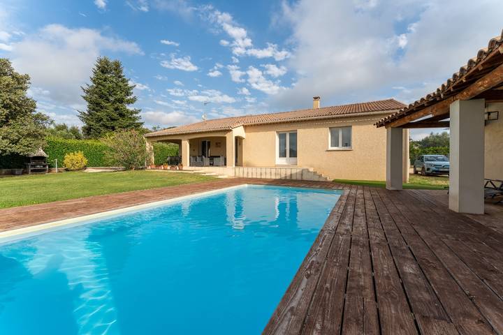 Location de vacances pour 10 personnes, avec Terrasse ainsi que Jardin et Piscine à Saint-Laurent-la-Vernède