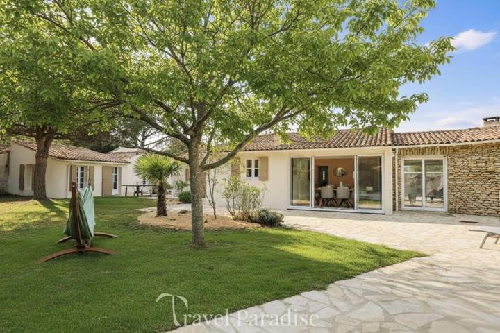 Location de vacances pour 12 personnes, avec jardin et terrasse dans Plage de Trousse-Chemise