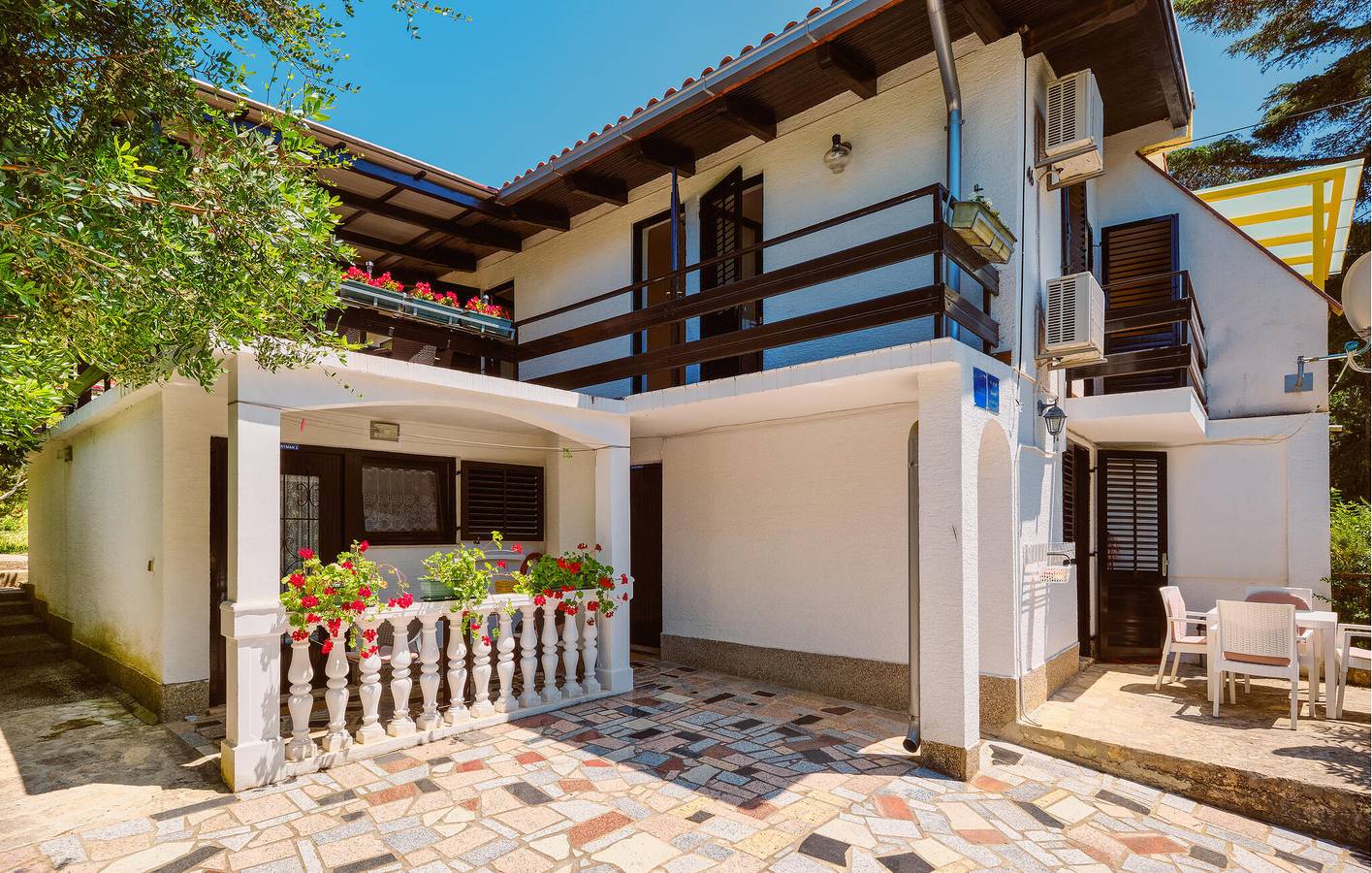 Ganze Ferienwohnung, Gemütliche Ferienwohnung mit Terrasse, 200 m vom Strand entfernt und mit Parkplatz in Mali Lošinj, Aratore