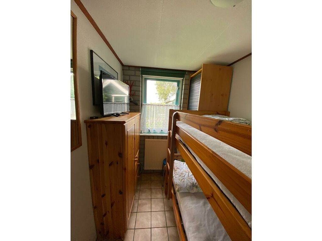 Noordzee omheind met hond in Nederlandse Noordzeekust