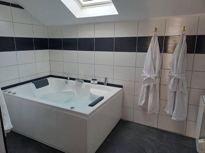 Location de vacances pour 4 personnes, avec terrasse et jacuzzi dans Autainville