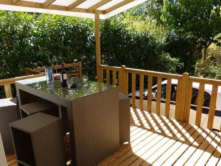Camping Le Clos de La Lère - Mobilheim 4 personen - Mobilheim 26m² klimatisiert - 2 Schlafzimmer + überdachte Terrasse 20m² in Cayriech, Quercy