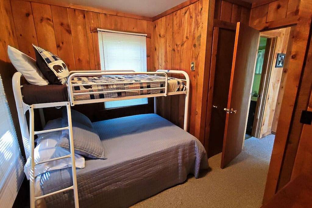 Pontificator`s Perch - you`ll love the view, by Buffalo Mtn Getaway in Blue Ridge Parkway, Meadows of Dan