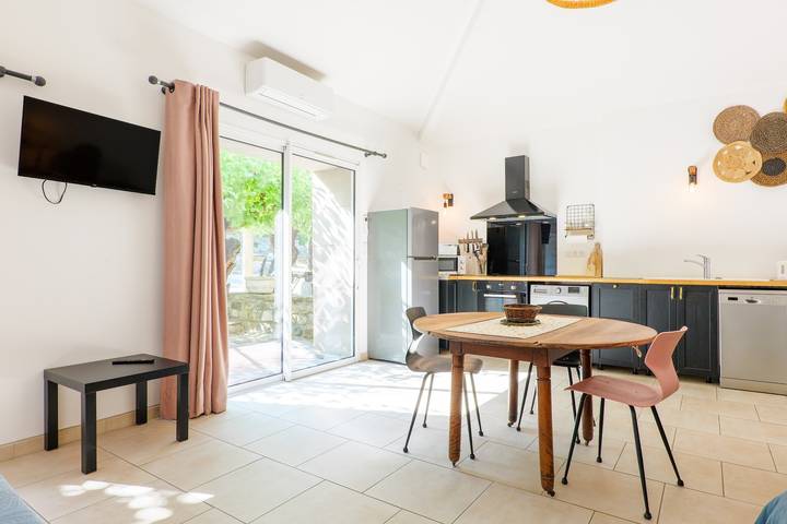Entire apartment, “Gîte Le Mûrier Shared Pool” Apartment with Mountain View, Wi-Fi, and Air Conditioning in Les Vans, Cévennes