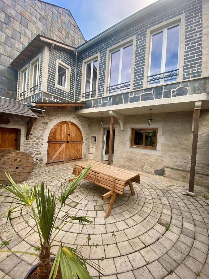 Location de vacances pour 10 personnes, avec terrasse à Brassac (Tarn)