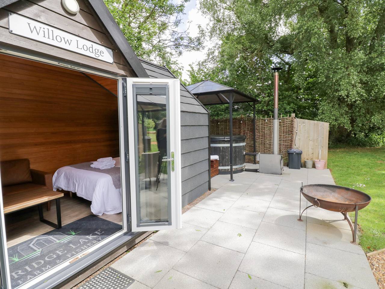 Willow Lodge At Bridge Lake Farm &amp; Fishery in Oxfordshire