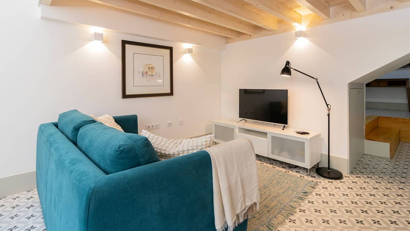 Entire apartment, Central Stunning Duplex w/ Patio by Lovelystay in Sé (Porto), Porto