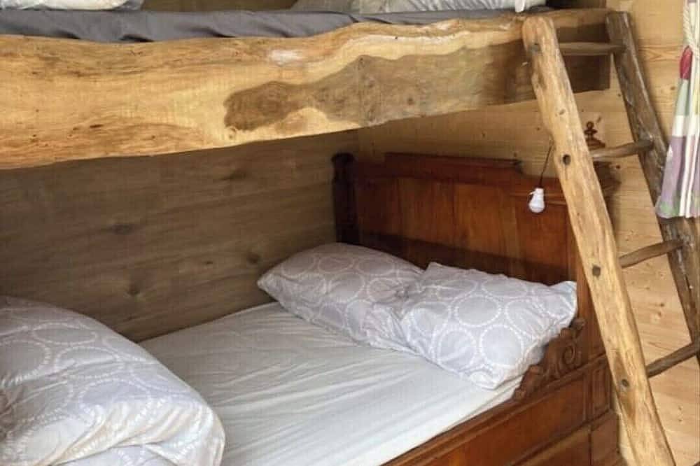 Fishing lake with cosy cabin in charming Saint-Marien with Wifi. in Saint-Marien, Région de Guéret