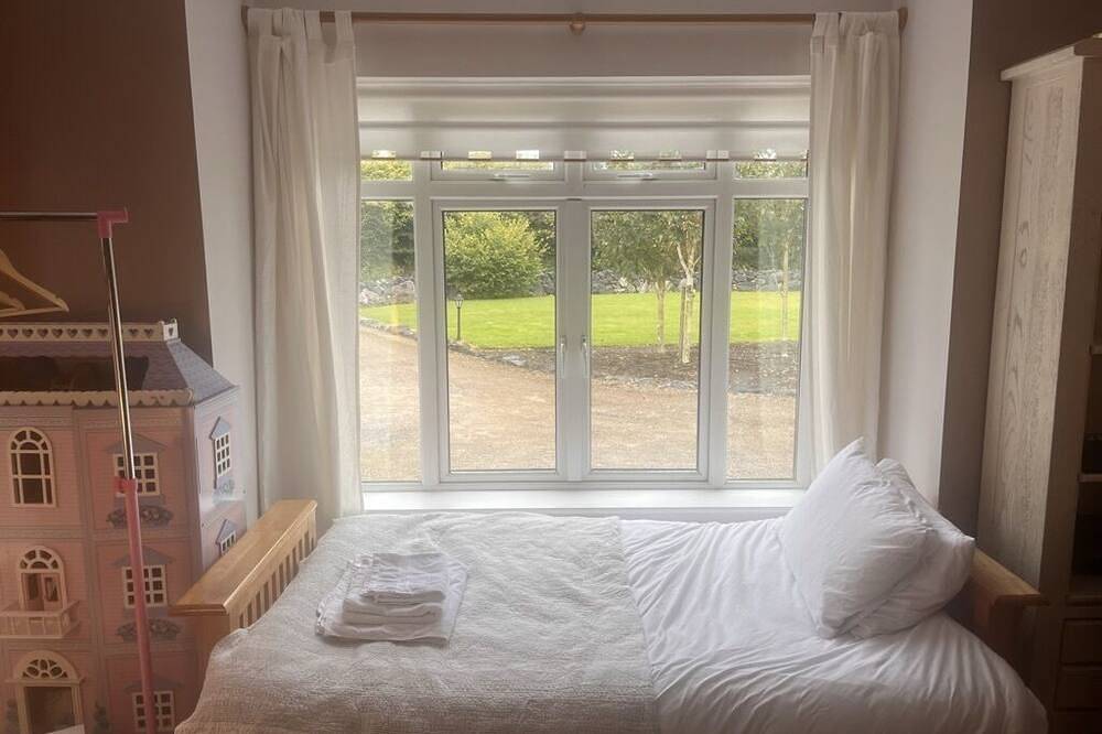 Quiet Family Room - 5 Minutes From Moycullen Village in Connemara