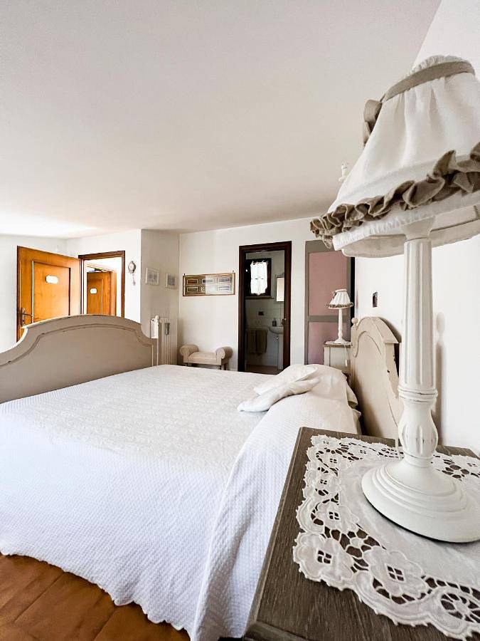 Location de vacances pour 2 personnes, avec jardin ainsi que piscine et vue, animaux acceptés à Cori - 3