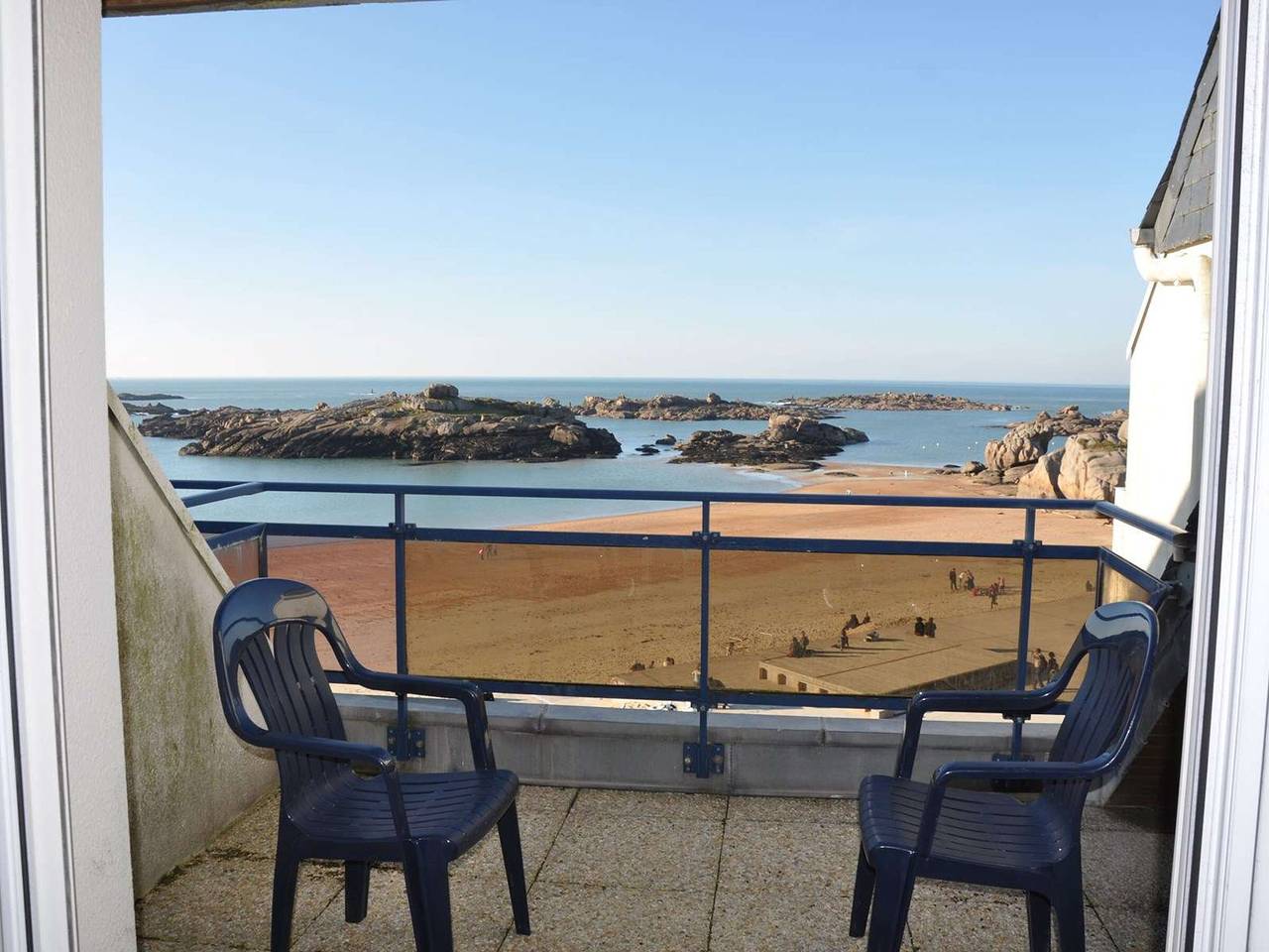 Ganze Wohnung, Meerblick-Appartement mit Terrasse in Trégastel mit Parkplatz in Coz Pors, Trégastel