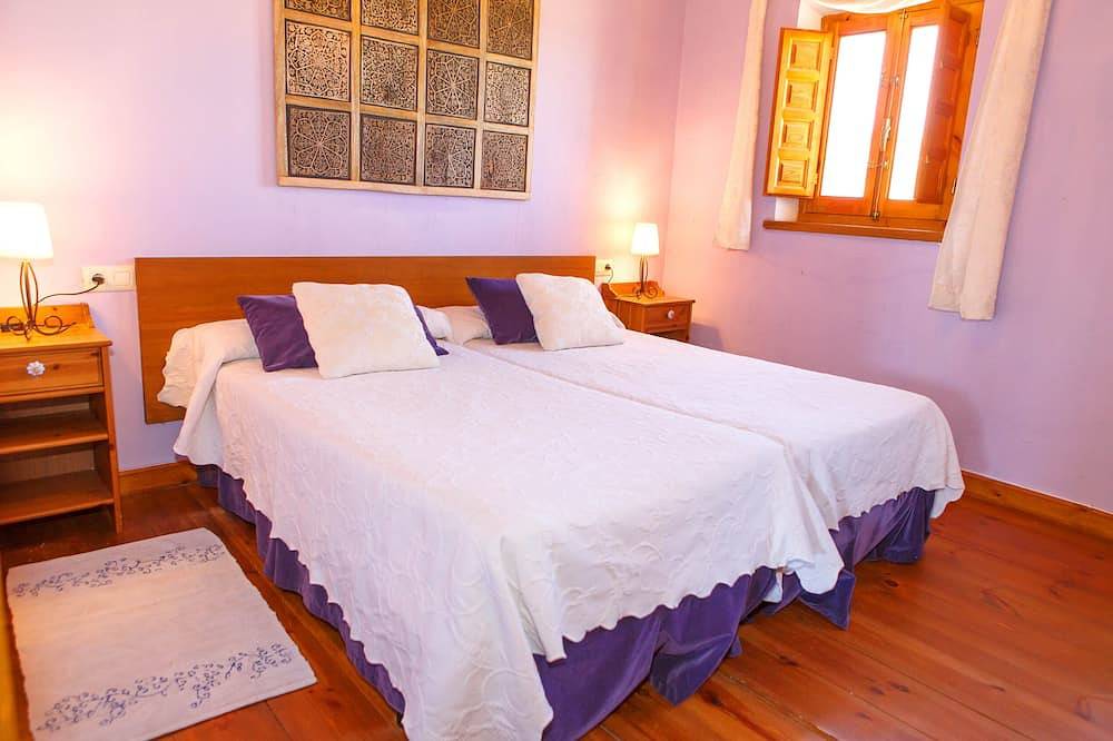 Five spacious and comfortable double bedrooms with their own full bathrooms. in Cubillo, Province de Ségovie